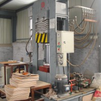 青岛产弯曲木热压机 是生产各种异型板材曲面板设备